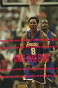 Foto de Kobe Bryant 1996 4x6 flexión en la cancha de los Lakers baloncesto excelente - Imagen 1 de 1