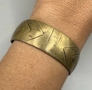 Bracciale Vintage Mishakaudi Ottone Inciso Tono Oro Bracciale Dichiarazione  - Foto 1 di 4