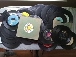 72 45 RPM records for Decorations Birthday or Reunion Party SEE Description - Imagen 1 de 2