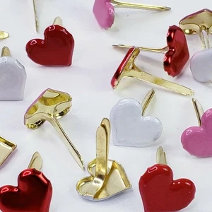 20 Herz Brads SweetHeart Stil 4 Clrs Herzen Valentinstag Karten Scrapbooking - Bild 1 von 4