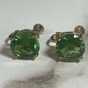 Vintage Gold Tone Green Screw Back Earrings YM-59 - Picture 1 of 4
