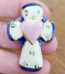 Cross Brooch White & Blue W/ Pink Heart & Goldtone Accent , Ceramic & Enamel - Bild 1 von 4