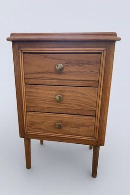 Chevet vintage rénové en bois – 3 tiroirs – Style Scandinave - Photo 1/4