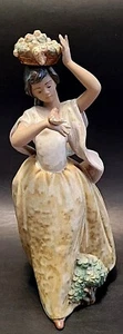 LLADRO Rare "A Bird on Hand". GRES #2151. 12" high. Beautiful! - Bild 1 von 10