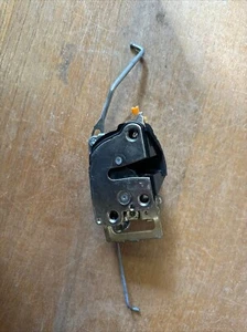 Cerradura de pestillo de puerta delantera izquierda del lado del conductor OEM (sin alimentación) Toyota Tacoma 1998-2004 - Imagen 1 de 5