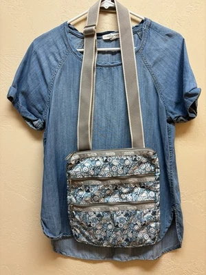 Bolso Bandolera Le SportSac Azul Marino Teal Patrón Floral Bolsillos con Cremallera Foto 1 de 4