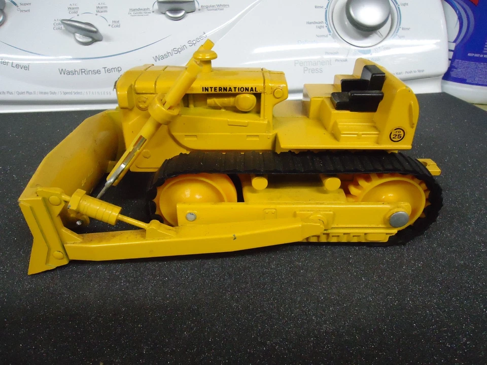 Cosechadora internacional fundida a presión Ertl TD-25 de colección excavadora sobre orugas con hoja Foto 1 de 4