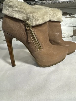 Botín Guess "Ivorie" marrón claro con ribete de piel sintética tacón de aguja botines talla 7 Foto 1 de 4