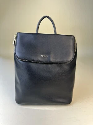 Mochila mediana para mujer DKNY Bryant Top con cremallera negra Foto 1 de 4