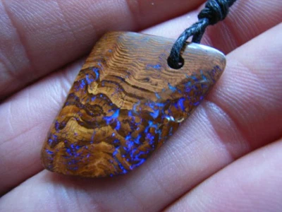 Opalisiertes HOLZ mit blauem EDELOPAL aus Australien gebohrt am Band - Bild 1 von 4