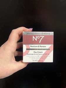 Crema de día facial y cuello multiacción No7 Restore & Renew FPS 30 1,69 oz 27/02 - Imagen 1 de 4
