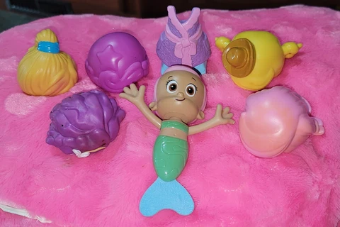 Bubble Guppies Snap & Dress Hair Salon  5 hair 1 dress 1 doll figure Read Cover