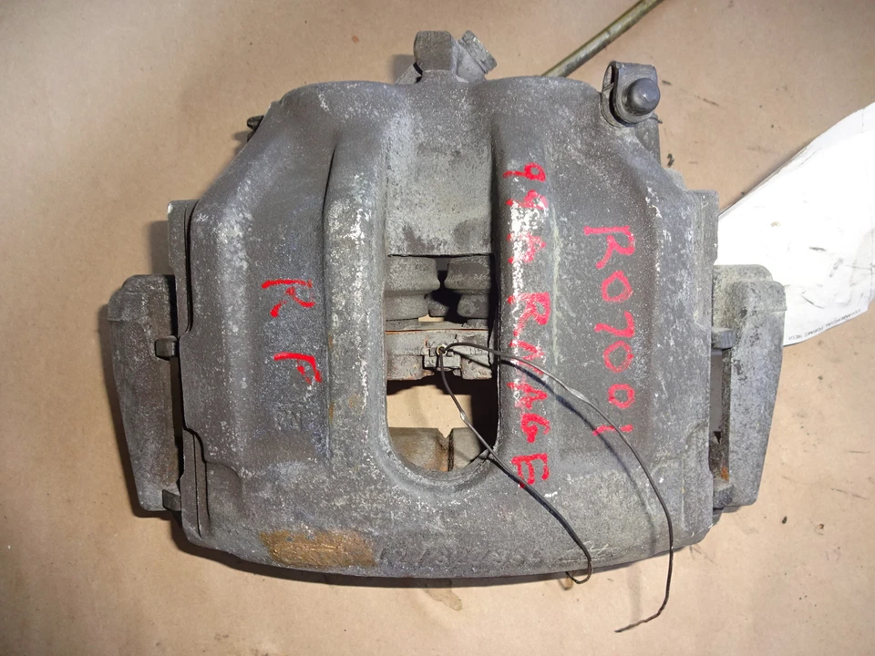 宾利 Arnage - 右握右前制动卡钳  — 第 1/4 张图片