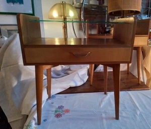 60er Jahre eleganter Beistelltisch/ Nachtisch mit Glasablage Schublade Vintage - Bild 1 von 19
