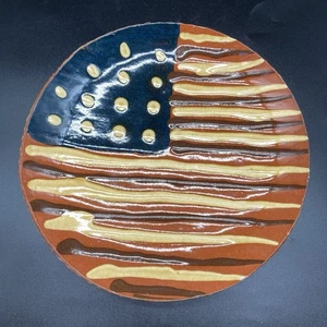 Vintage Redware Keramik Flagge Teller 13 Sterne 9" Durchmesser signiert W - Bild 1 von 6