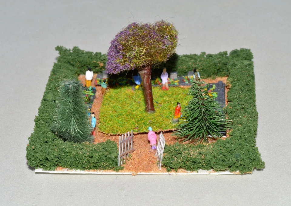 Z Scale 1:220 CEMETERY Diorama w/ People & Trees by Klingenhöfer Z112B Pre-Built - Image 1 of 4