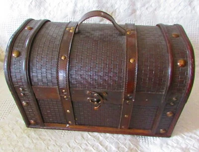 Baúl con tapa abovedada de madera/piel sintética, cierre de mango y pestillo Foto 1 de 4