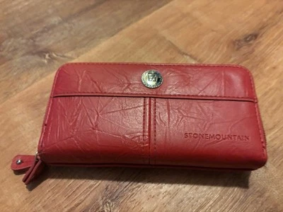 Cartera Stone Mountain Ludlow grande de cuero unido doble cremallera roja Foto 1 de 4