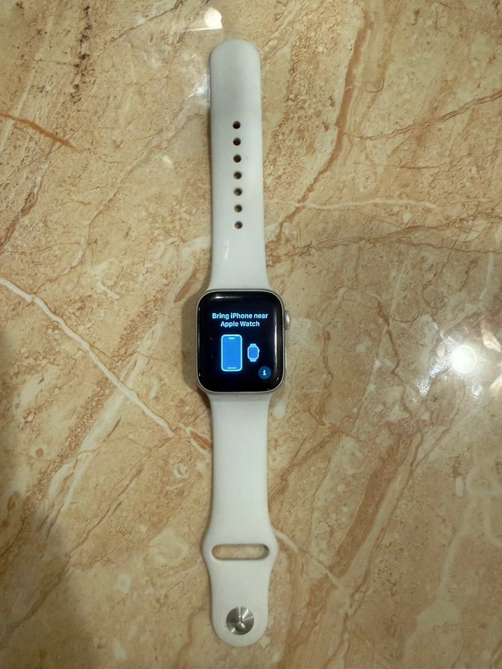 Apple Watch Series 4 (GPS + Celular) 40mm Prata Desbloqueado com Pulseira Branca S/M - Imagem 1 de 4