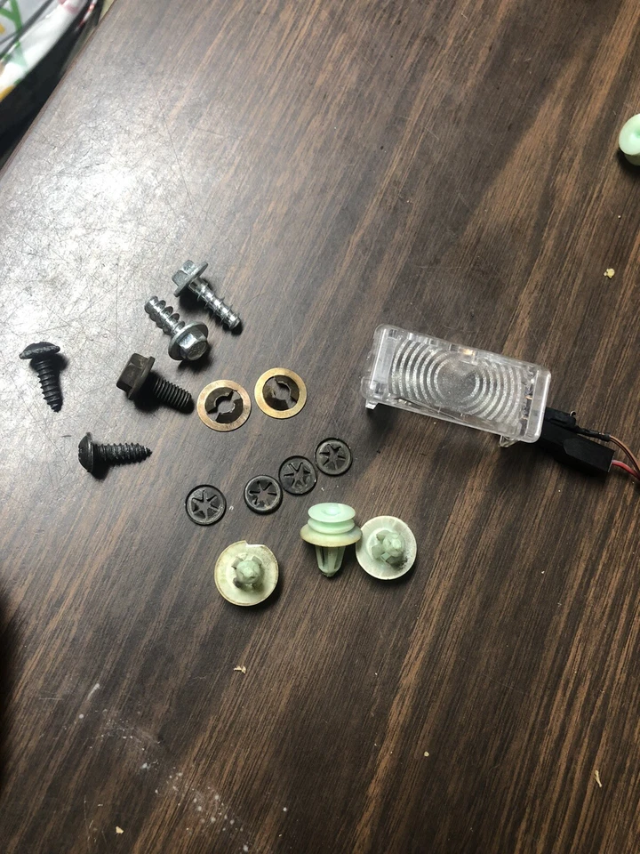 99-2002 Mercedes-Benz W208 CLK320 CLK55 CLK430 AMg door handle screw clip light - Image 1 of 1