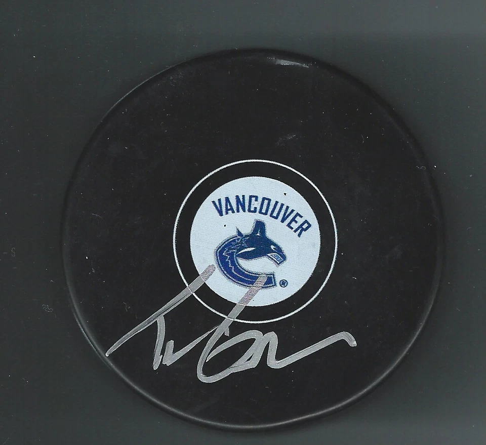 Disco Vancouver Canucks firmado por Travis Green Foto 1 de 1