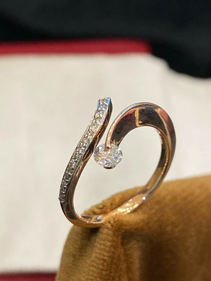 Anillo de compromiso pavé de diamantes de corte brillante redondo de 0,35 quilates en oro macizo 750 de 18 quilates Foto 1 de 1