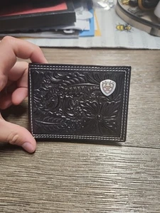 ARIAT BLACK LEATHER W/ FLORAL DESIGN SILVER SHIELD LOGO BI-FOLD WALLET - Picture 1 of 5