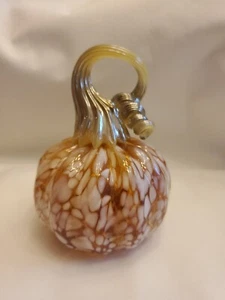 Arte en vidrio soplado a mano naranja y blanco moteado calabaza pisapapeles 4x4,5" - Imagen 1 de 10