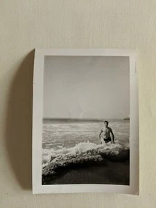 Vintage Foto - Hübscher Mann im Badeanzug - Crashing Wave - Strand - Gay Interest - Bild 1 von 2