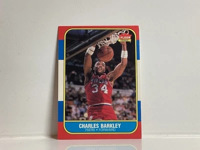 Tarjeta de novato Fleer Basketball 1986 Charles Barkley #7 de 132 Salón de la Fama Foto 1 de 2