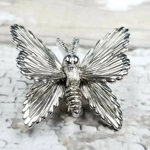 Broche Pequeño Mariposa Pin Firmado Monet Vintage Tono Plata Alambre ver a través de las alas - Imagen 1 de 11