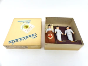 Erzgebirge Seiffener vigili del fuoco n. 4 paramedici con barella 3 pezzi arte popolare - Foto 1 di 12