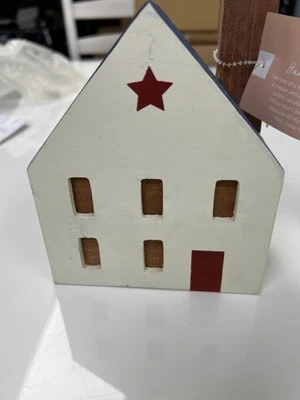 Декор деревянного дома в деревенском стиле — патриотический дизайн с красной звездой - Изображение 1 из 2