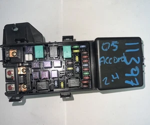 Honda Accord 2006 caja de fusibles relé motor bloque de conexiones X11084-092916878 - Imagen 1 de 2