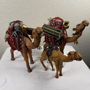 Figuras de camello envueltas en cuero | 2 cargadas con alfombras, silla de montar, frascos, regalos | Lote de 3 - Imagen 1 de 15