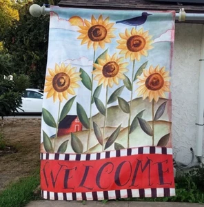 BIENVENIDO GIRASOLES CON GRANERO ROJO Y PÁJARO ARTE POPULAR ESTILO CASA BANDERA 38" X 25 1/4" - Imagen 1 de 10