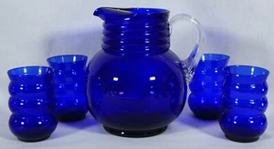 JARRA ACANALADA DE VIDRIO SOPLADO A MANO AZUL COBALTO DE COLECCIÓN 8,25" DE ALTO CON 4 VASOS A JUEGO - Imagen 1 de 12