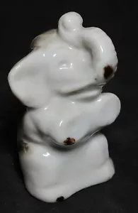 Estatuilla de elefante sentado vintage de porcelana de Japón de 2,5" tronco de la suerte - Imagen 1 de 9