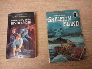 Lot 2 Alfred Hitchcock & The Three Investigators Silver Spider/Skeleton Island  - Picture 1 of 8