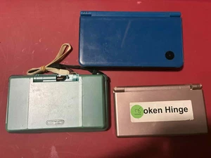 Lotto Nintendo così com'è DSi XL + DS Lite rotto Henge + DS rotto Henge - Foto 1 di 6