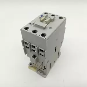 Allen-Bradley 100-C30*00 Ser C contattore 110/120 V - Foto 1 di 3