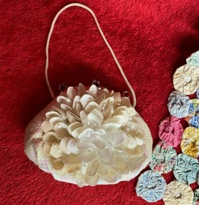 Bolso sin asas blanco iridiscente con lentejuelas flor de Toby Dainty Little Purse - Imagen 1 de 4