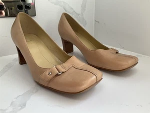 Clarks Beige Leather Women’s Size Uk 7 Court Shoes 2.5” Heel Vgc Smart Comfort - Picture 1 of 9