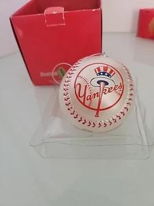 BELOTA DE VIDRIO DE BÉISBOL ESCOCESA NAVIDAD NY YANKEE MLB ADORNO DE NAVIDAD - Imagen 1 de 9