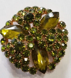 Broche Hobe grande de diamantes de imitación verde sin firmar regalo de Pascua película TV utilería joyería - Imagen 1 de 5