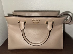 DKNY Ava Satchel Umhängetasche hellbraun/gold Medium - Bild 1 von 5