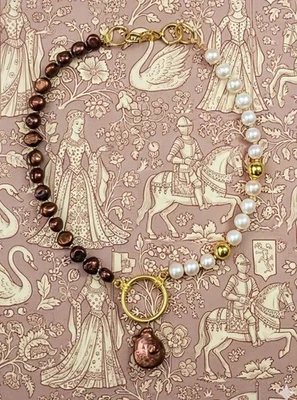 Collar asimétrico de perlas rojas y melocotón de hierro cobre natural Foto 1 de 4