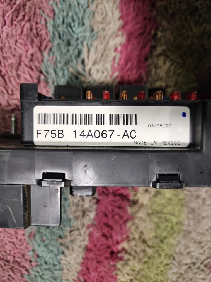 Caja de fusibles interior Ford Expedition Navigator 1997-1998 F75B-14A067-AC BCM fabricante original Foto 1 de 4
