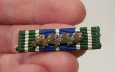 ВИНТАЖНАЯ ЛЕНТА ДЛЯ ДОСТИЖЕНИЙ АРМИИ США С 4 КЛАСТЕРАМИ ДУБОВЫХ ЛИСТЬЕВ, ЗАСТЕЖКА СЗАДИ БЕЗ СВЕЧЕНИЯ - Изображение 1 из 4