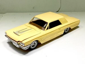 Vintage 1965 Ford Thunderbird 1:24 scale Screw Base Model COMPLETE VERY NICE - Picture 1 of 7